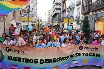 Unas 1.600 personas marchan en defensa de los derechos LGTBI+