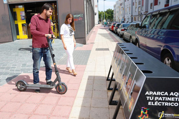 El Ayuntamiento instala aparcamientos de patinetes eléctricos
