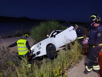 Una mujer es rescatada de su coche en un accidente en Tudela