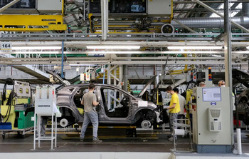 Renault prevé reubicar a 488 empleados para bajar producción