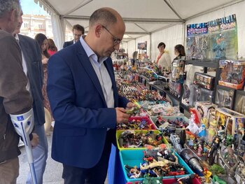Arranca la Feria del Coleccionismo en la plaza de Portugalete