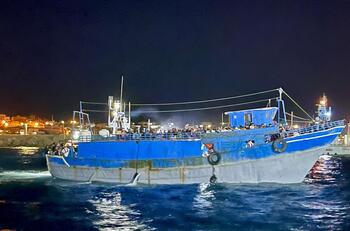 Llegan miles de migrantes a Lampedusa en poco más de 24 horas