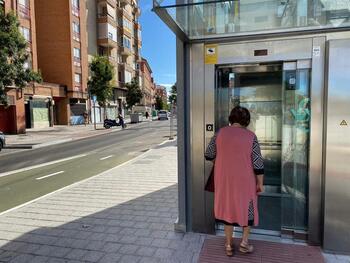 El PSOE pone en valor el ascensor del paso de Panaderos
