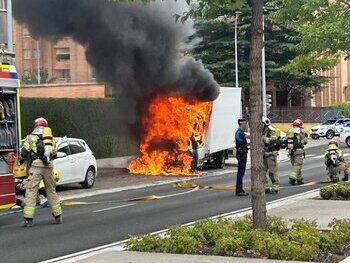 Arde una furgoneta en la calle Hernando de Acuña