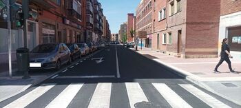 La calle Cádiz mejora su accesibilidad y estrena marquesina