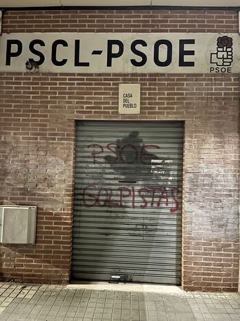 El PSOE de Laguna denuncia pintadas en la puerta de su sede