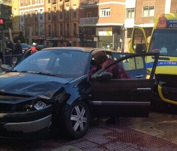 Una mujer herida tras colisionar su coche con una ambulancia
