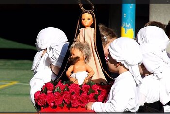 300 niños recrean la Semana Santa en el colegio Lourdes