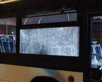 Investigan dos disparos a un bus de Auvasa desde Las Viudas