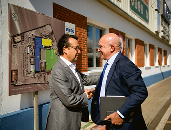 Carnero visita las instalaciones de Iveco