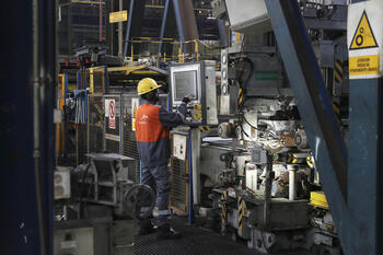 La producción industrial vuelve a tasas negativas en España