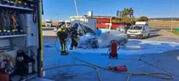 Los bomberos sofocan el incendio de un coche en Simancas