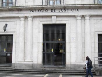 Juzgan a una mujer acusada de robar más de 18.000 € a su padre