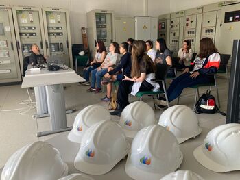 Nueve alumnas de FP visitan el parque eólico de Iberdrola