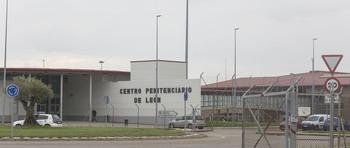 Presos de la cárcel de León retienen a la directora del centro