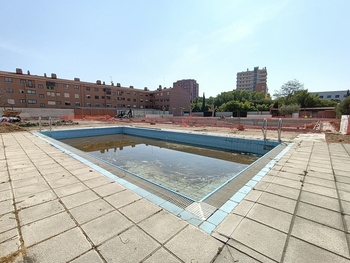 La piscina de Riosol no abre al hallarse uralita