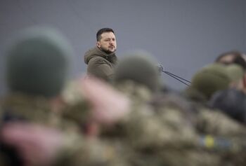 Zelenski cesa al comandante de las Fuerzas Conjuntas del Donbás