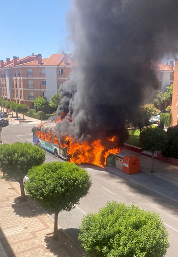 Arde un autobús urbano sin heridos en Covaresa