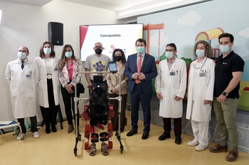 El Hospital Clínico estrena su primer exoesqueleto pediátrico
