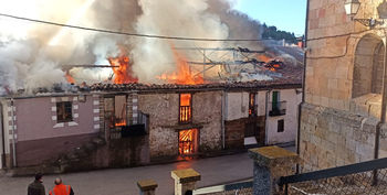 Un incendio arrasa cuatro viviendas en Cabrejas del Pinar