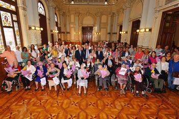 Valladolid rinde homenaje a 28 personas centenarias