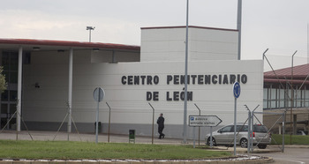 Un interno de León incendia su celda para intentar suicidarse