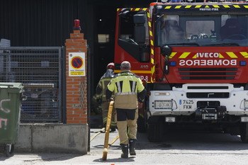 Los bomberos sofocan un incendio en una fábrica del polígono