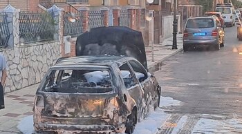 Los Bomberos sofocan el incendio de un coche en Santovenia