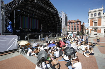 Las fans de Rels B acampan en la Plaza Mayor