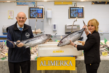 Alimerka dona parte del primer bonito al Banco de Alimentos