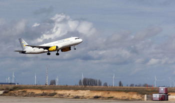 Vueling se va del aeropuerto y Air Nostrum recorta su oferta
