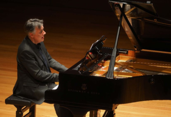 Otorgan la Cruz de Alfonso X al pianista Diego Fernández