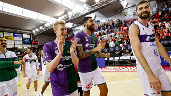 Unicaja remonta  y es líder y el Valencia resurge ante Baskonia