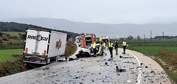 Tres fallecidos al chocar su coche contra un camión en Soria