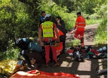Rescatado un ciclista tras caer por un puente en Herrera