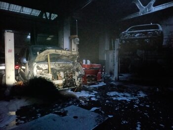 Arde un taller mecánico con varios coches dentro en Pilarica