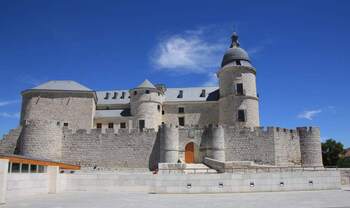Licitan la restauración de la muralla del castillo de Simancas