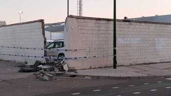 Un coche choca contra un muro en el camino del Cabildo