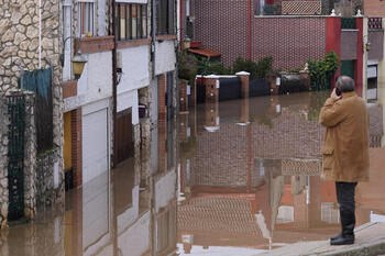 Las crecidas de ríos dejan inundaciones y desalojos en Viana
