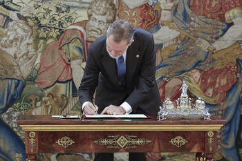 El Rey firma la reforma que suprime el término 'disminuidos'