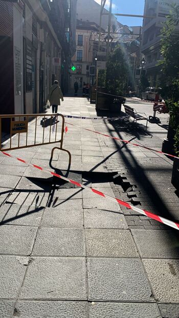 Una fuga de agua provoca un hundimiento en la calle Santiago