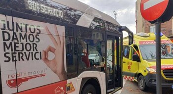 Colisión sin heridos entre un autobús y un turismo en Recondo