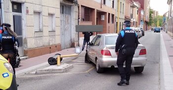 Se sale de la vía y choca contra una farola en Ángel García