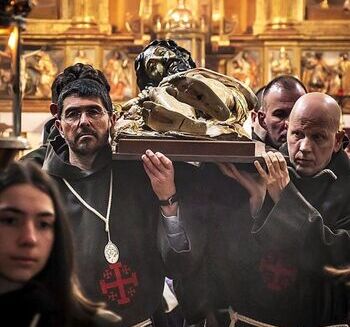 Los Franciscanos celebran la única procesión claustral