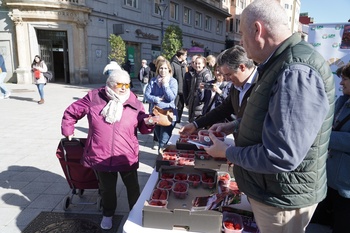 UPA reparte fresas de Huelva en la plaza Zorrilla
