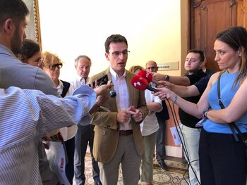 El PSOE pide la dimisión de Carnero por Arco Ladrillo
