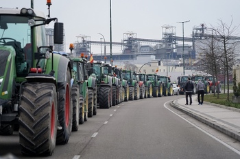5.000 tractores bloquean ciudades y las principales carreteras