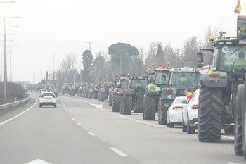 Una veintena de tractores colapsa la N-601 en Laguna de Duero