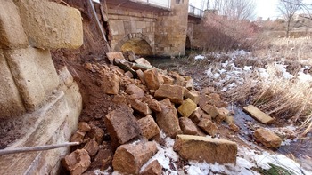 La nieve causa desprendimientos en un puente medieval soriano