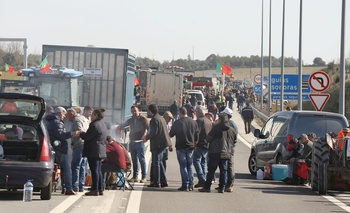 Agricultores portugueses cortan la A-62 en Salamanca